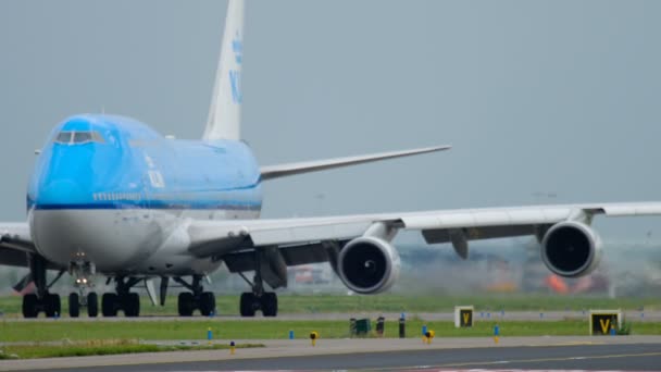 KLM Boeing 747 taxiagem antes da descolagem — Vídeo de Stock