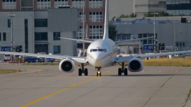 Avião taxiando até o início — Vídeo de Stock