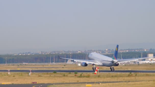 Airbus 330 Air Namibia aterrizaje — Vídeo de stock