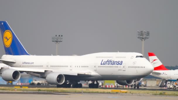 Lufthansa Boeing 747 en rodaje — Vídeo de stock