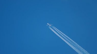 Yüksekten uçan uçak