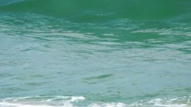 Turkuaz dalgalar, ağır çekim