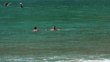 Dalgalar üzerinde plaj, Nai Harn, Tayland