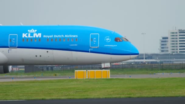 Таксинг KLM Dreamliner — стоковое видео