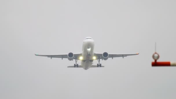 Odlot samolotu przy deszczowej pogodzie — Wideo stockowe