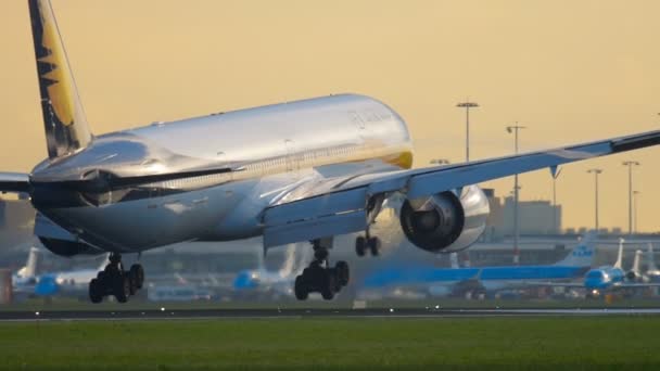 接近的喷气航空波音 777 — 图库视频影像