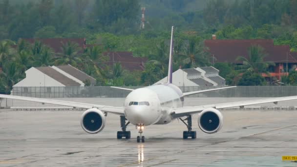 Pesawat berputar landasan pacu sebelum keberangkatan — Stok Video