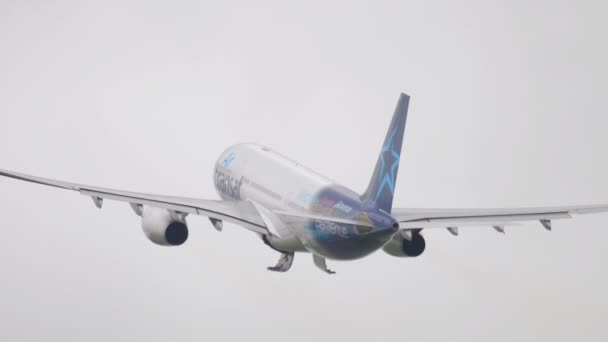 Air Transat Airbus 330 take-off — Stock video