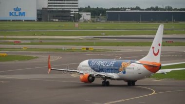 Uçak kalkıştan önce kalkıyor.