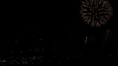 Akşamları yanıp sönen havai fişek