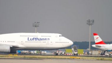 Lufthansa Boeing 747 Taksilemek