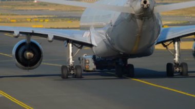 Airbus 340 servise çekme