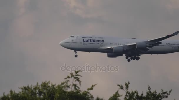 Lufthansa Boeing 747 Jumbo acercándose — Vídeos de Stock