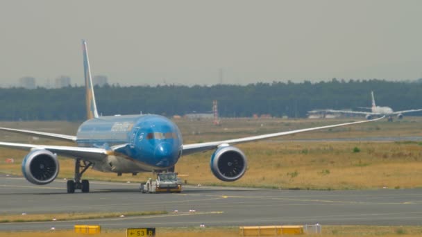 Boeing 787 отбуксирован с борта — стоковое видео