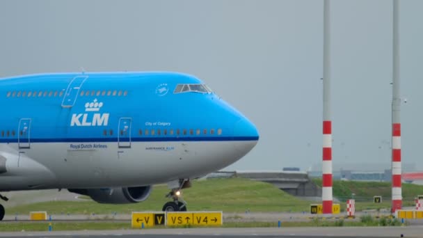KLM Boeing 747 taxiën vóór het opstijgen — Stockvideo