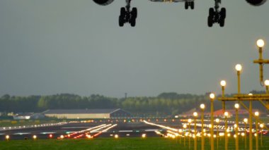 Uçak pist 18r açılış Polderbaan