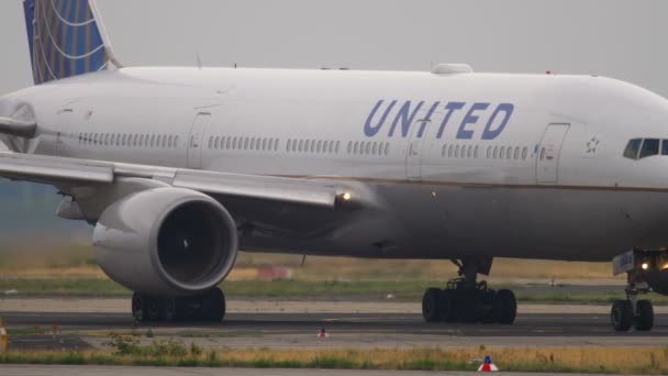 Boeing 777 τροχοδρόμησης πριν από την αναχώρηση — Αρχείο Βίντεο