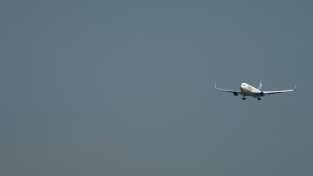 Condor boeing 767 yaklaşıyor — Stok video