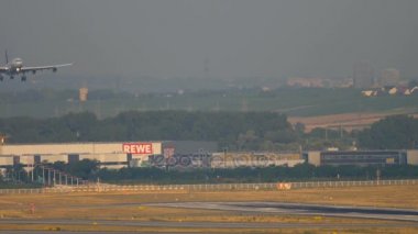 Lufthansa Airbus 340 açılış