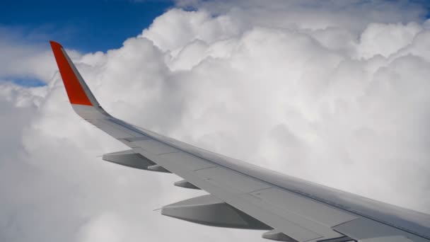 Ala de avión en el cielo y nube en movimiento — Vídeos de Stock