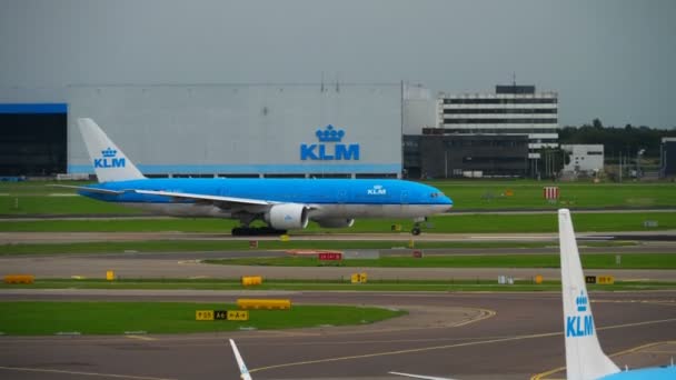 KLM Boeing 777 accelera prima della partenza — Video Stock