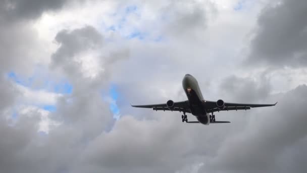 Aterragem de avião na pista 18R Polderbaan — Vídeo de Stock