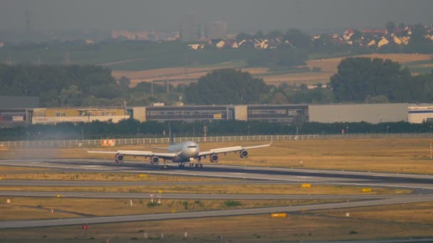 Самолёт Lufthansa Airbus 340 — стоковое видео