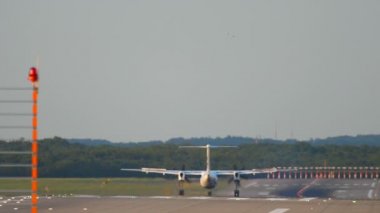 Uçak Düsseldorf 'a iniyor.