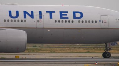 Boeing 777 gidiş daha önce Taksilemek