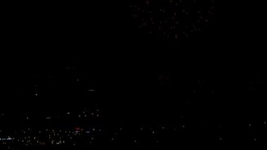 Akşamları yanıp sönen havai fişek