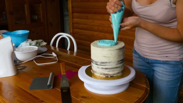 Bolo de cozinha em casa — Vídeo de Stock