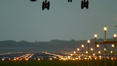 Uçak pist 18r açılış Polderbaan