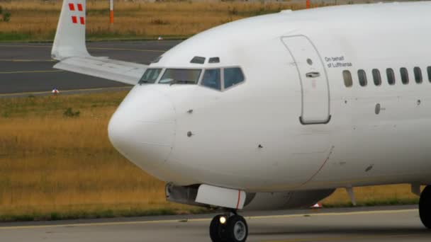 Port lotniczy Boeing Business Jet kołowania — Wideo stockowe