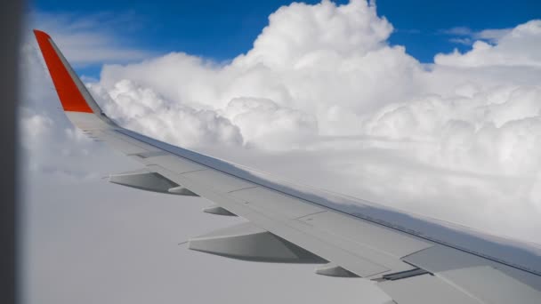 Aile de l'avion sur le ciel et nuage en mouvement — Video