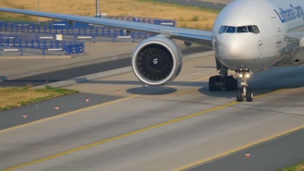 Boeing 777 taxiagem após o desembarque — Vídeo de Stock