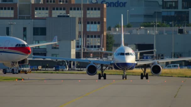 Frankfurt tráfego aeroportuário — Vídeo de Stock