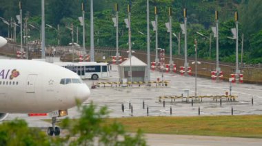 Uçak kalkmadan önce piste dönün.