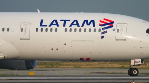 Такси LATAM Boeing 787 — стоковое видео