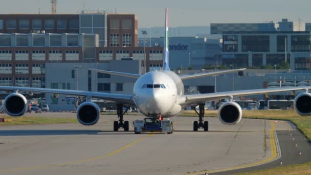 Airbus 340 odtahové služby — Stock video