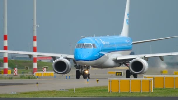 KLM Cityhopper Embraer 190 taxning — Stockvideo