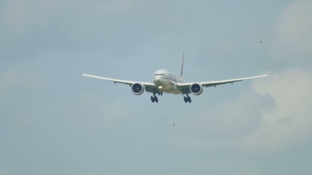 Qatar Cargo Boeing 777 acercándose — Vídeos de Stock