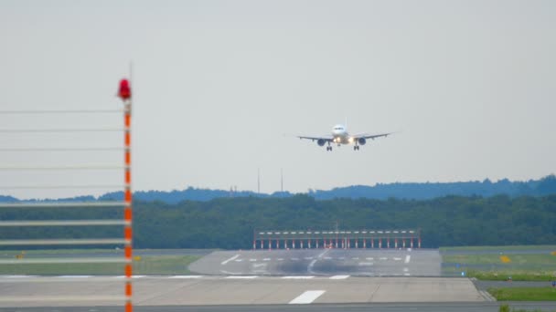 Avion approchant avant l'atterrissage — Video