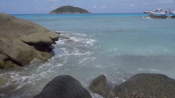 Onda rolante turquesa, câmera lenta — Vídeo de Stock