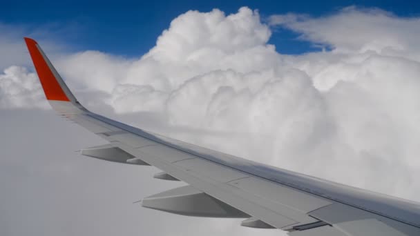 Ala de avión en el cielo y nube en movimiento — Vídeos de Stock