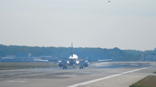 Flugzeug landet am frühen Morgen — Stockvideo