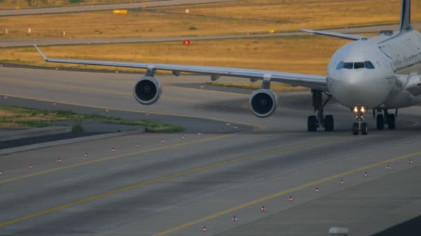 Lufthansa Airbus 340 taxiën — Stockvideo