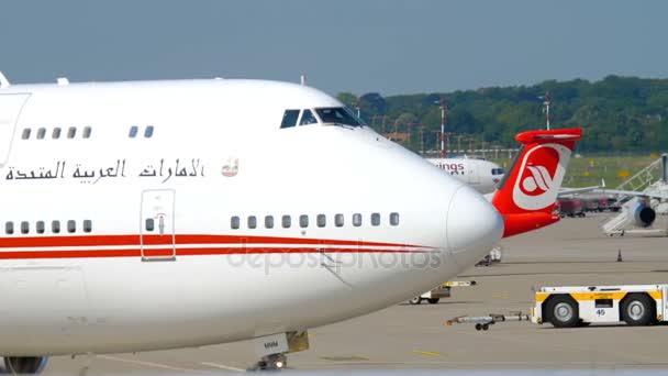 Emirati Arabi Uniti Volo reale Boeing 747 rullaggio — Video Stock
