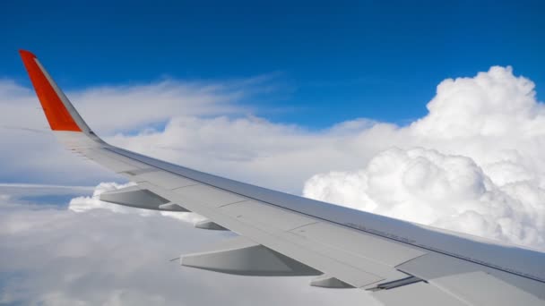 Aile de l'avion sur le ciel et nuage en mouvement — Video