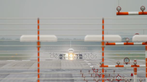 Vliegtuig vertrek bij regenachtig weer — Stockvideo