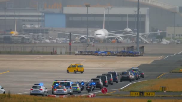 Cortege governamental no aeroporto de Frankfurt — Vídeo de Stock